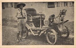 Reise um die Welt, Mann mit Tropenhut vor Auto (ca. 1900)