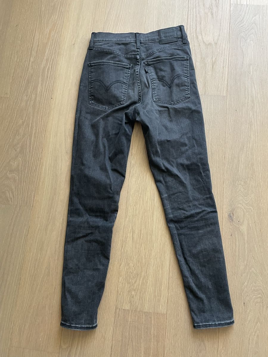 Levi's Jeans: Jeans Levis gris – Usato da Pully venduto da joe_qz7v 1