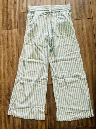 Weite grün gestreifte Halbleinen- Hose, Grösse 40