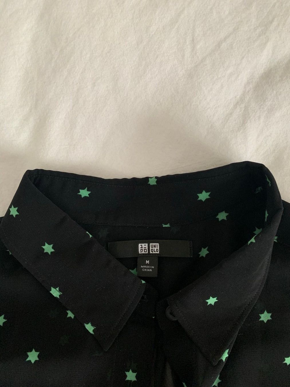 Uniqlo Camicette: UNIQLO - Bluse schwarz mit Sternen M – Usato da Zürich venduto da Diazaio 2