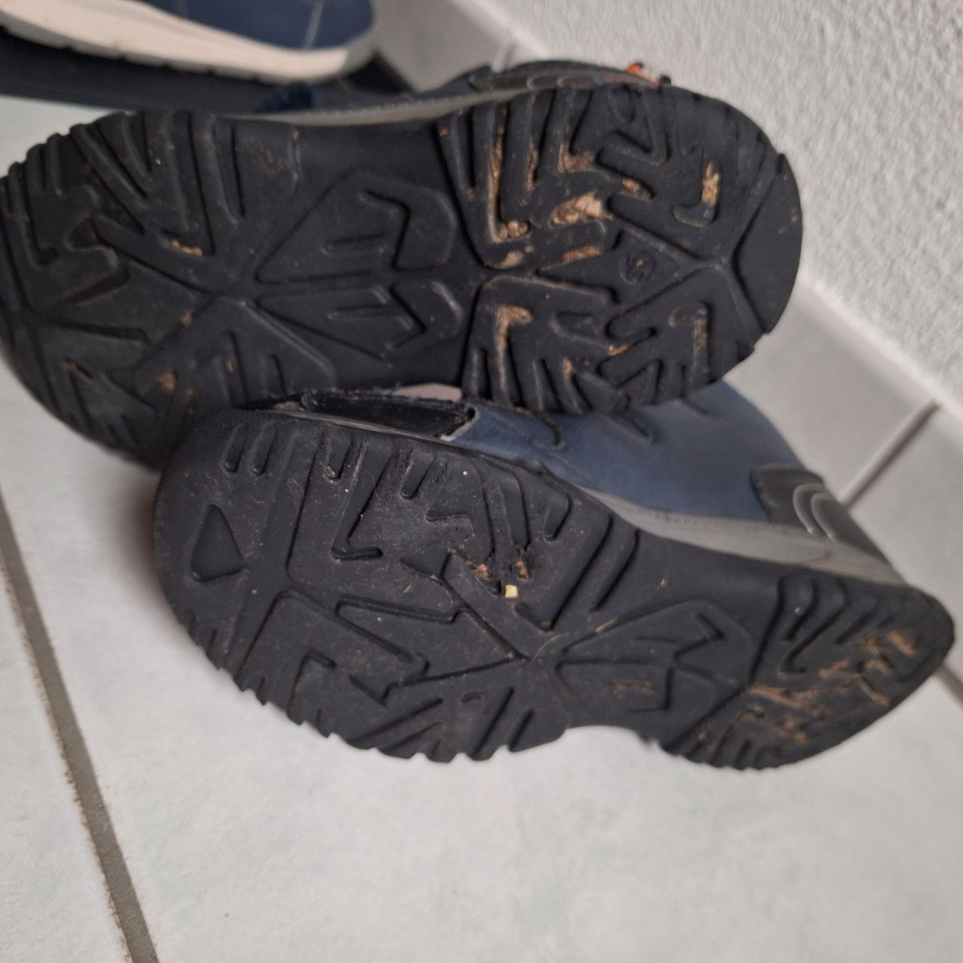 Chaussures garçon: Schuhe Grösse 35, Division, – D'occasion à Hettenschwil par Schneuggi2 3