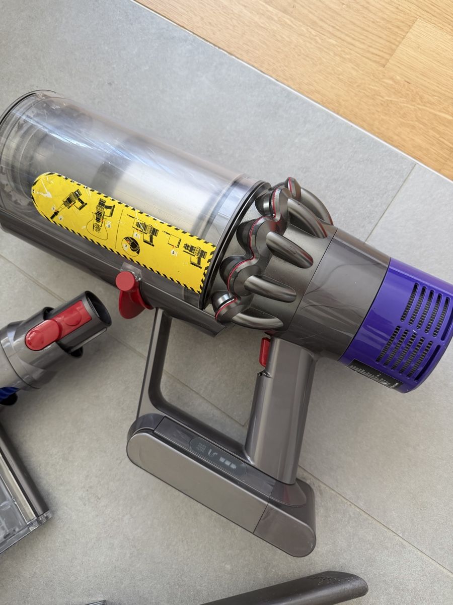 Dyson Aspirapolveri & Accessori: Dyson V10 cyclone absolute  – Usato da Meyrin venduto da SA_3006 1