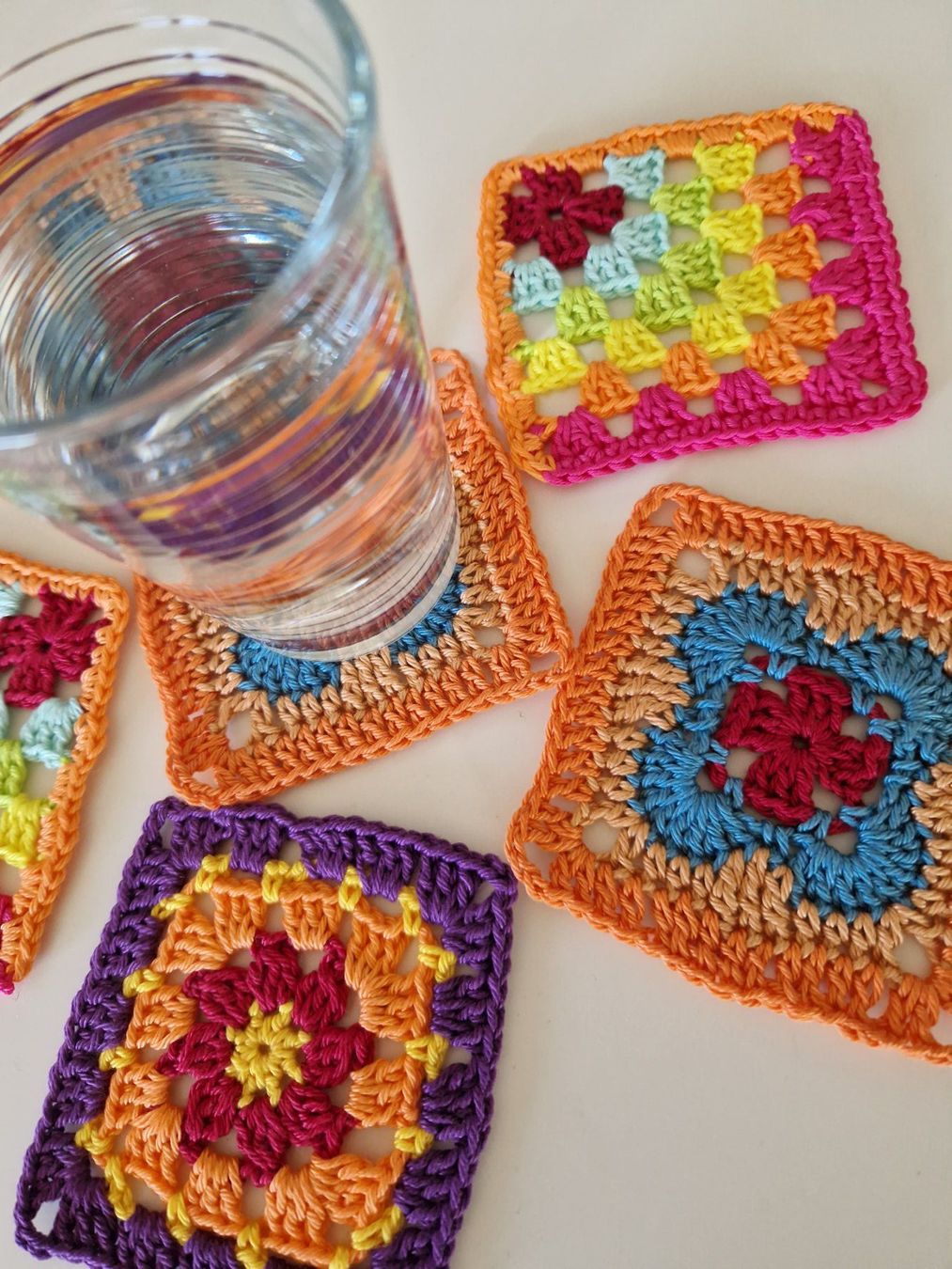 Tutte le decorazioni: 6 Coaster Untersetzer Granny 'Bloom' gehäkelt handgemacht – Nuovo (secondo la descrizione) da Neuhausen am Rheinfall venduto da Alchimista