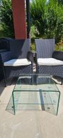 2 Rattan-Sessel & Glas-Beistelltisch