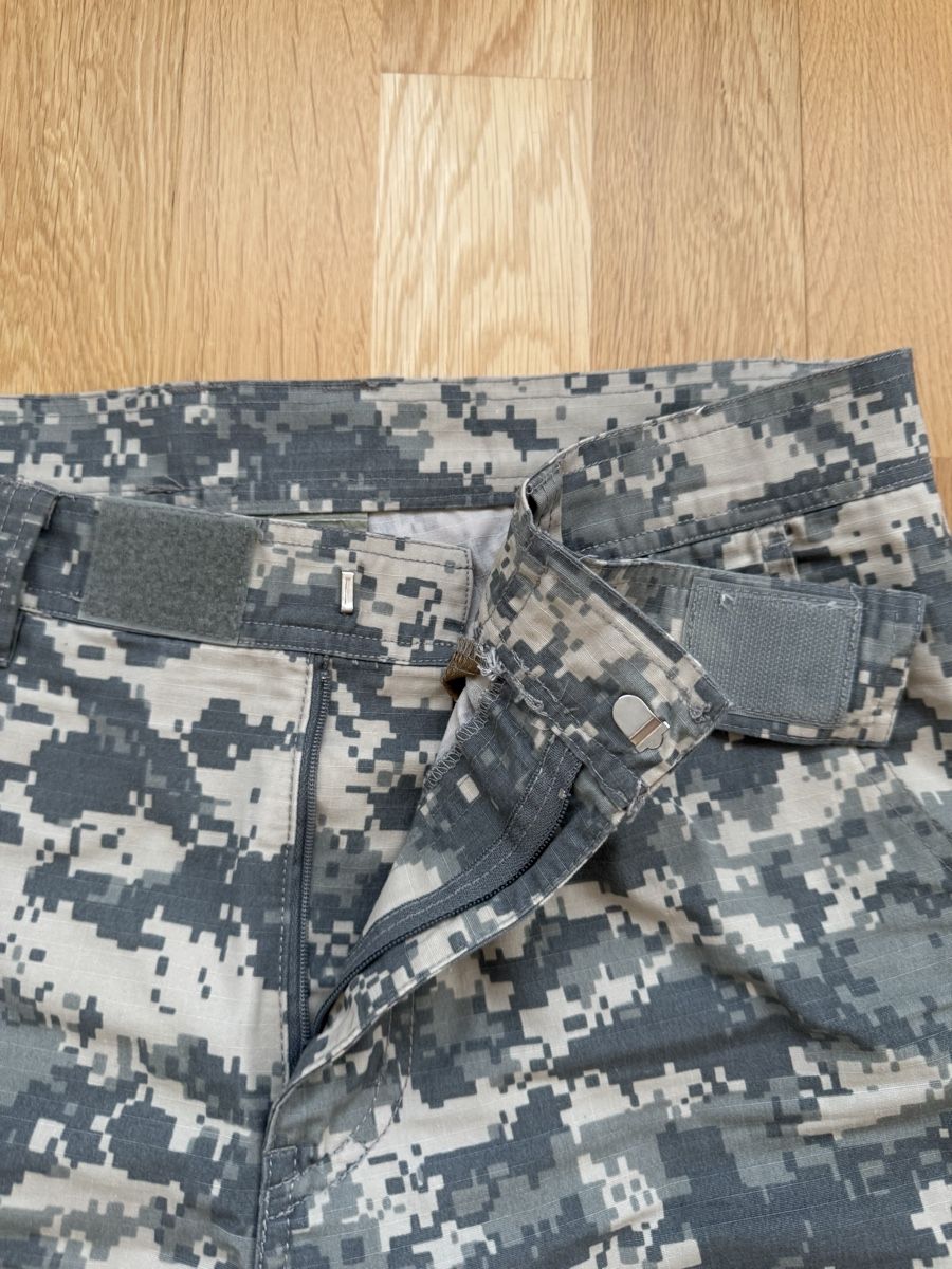 Pantaloni: Digital Camouflage Shorts – Usato da Zürich venduto da ya66in 2