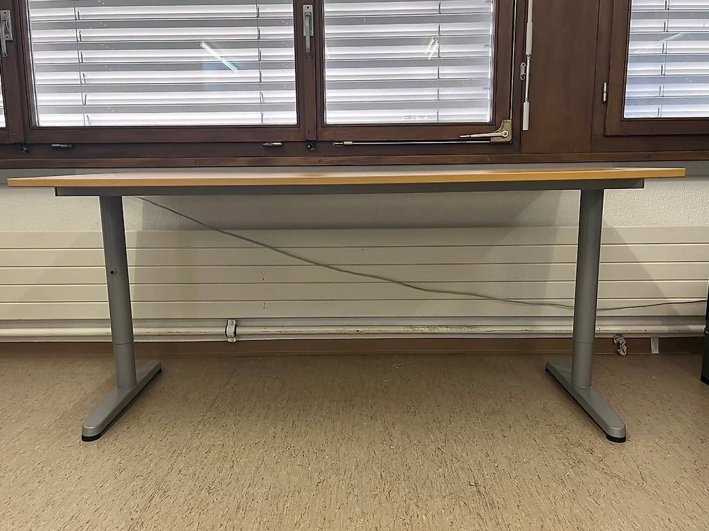 Tavoli: Tisch mit Holzplatte; höhenverstellbar – Usato da Konolfingen venduto da wullehus 1