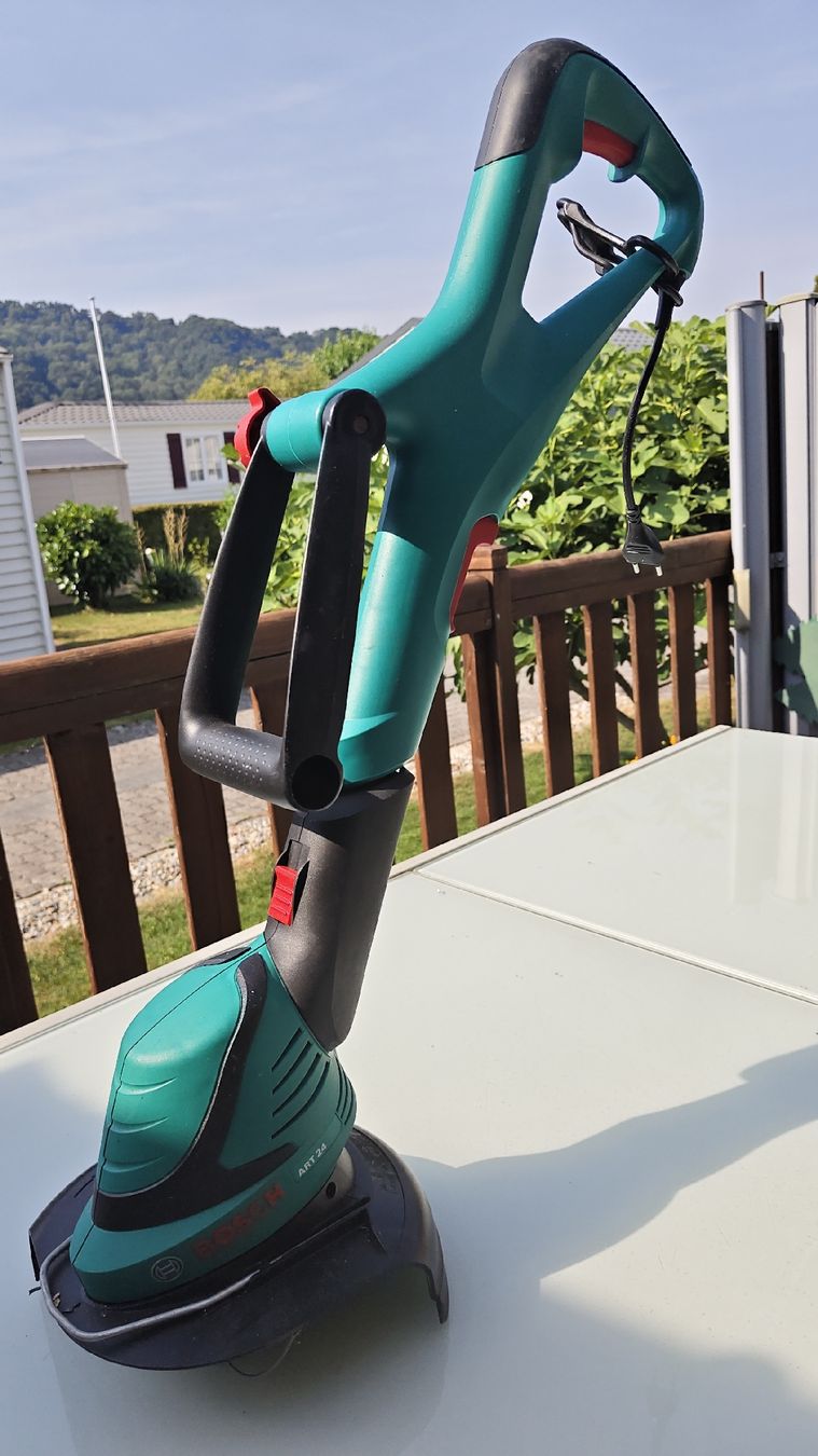 Bosch Tutti gli attrezzi: Coupe-bordures électrique Bosch ART 24 – Usato da Sugiez venduto da clo_76gd