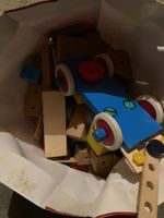 Kiste mit Holzspielzeug