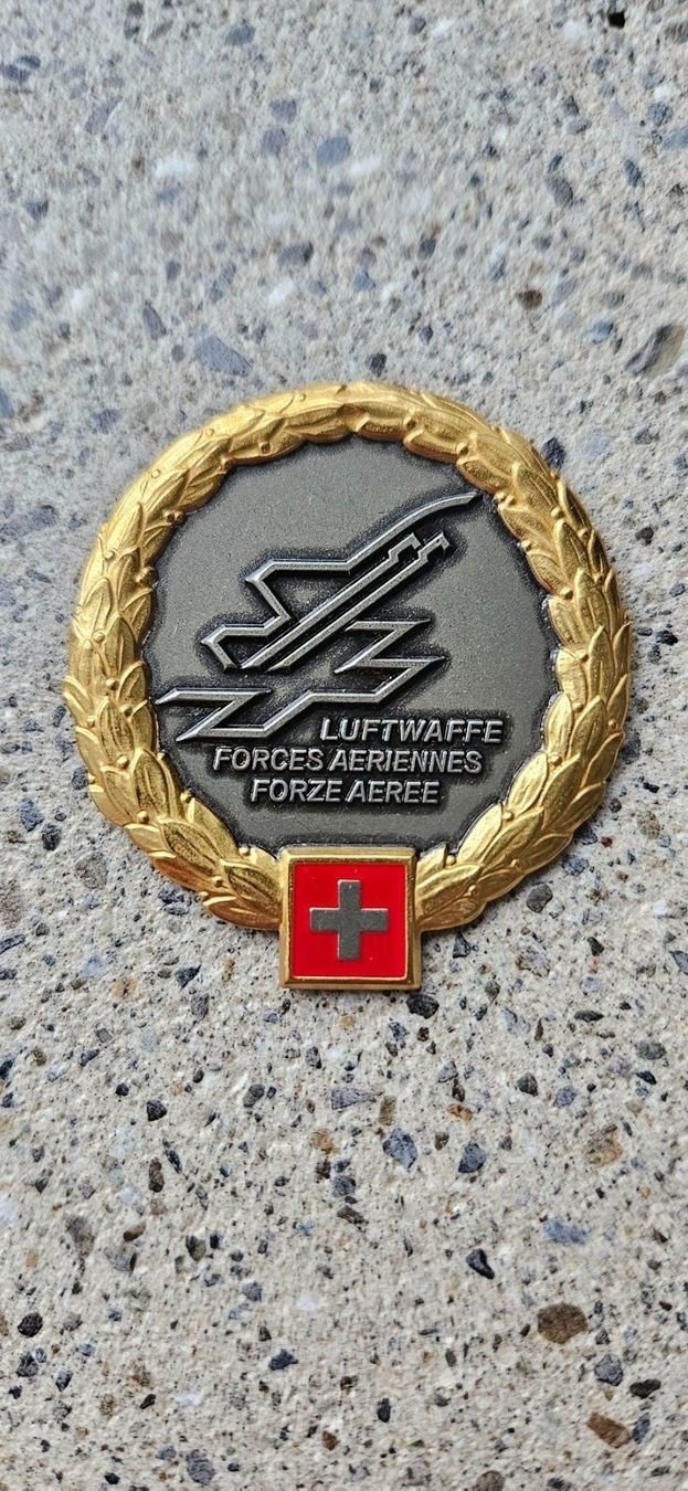 Schweizer Armee Placchette & Badge: *** Beretemblem Schweizer Luftwaffe Gold Offizier *** – Nuovo e nell'imballaggio originale da Riedholz venduto da fr_sIruP