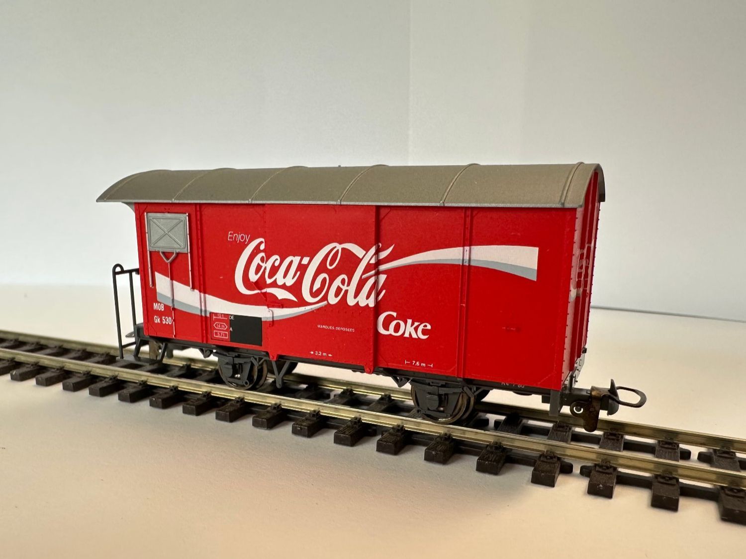 Bemo Modellini di ferrovie: Bemo - MOB Gk 530 - Gedeckter Güterwagen "Coca Cola" – Nuovo e nell'imballaggio originale da Domat/Ems venduto da mmx4001