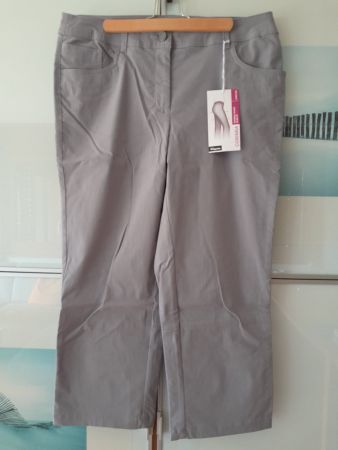 Pantalon 3/4 gris neuf 42