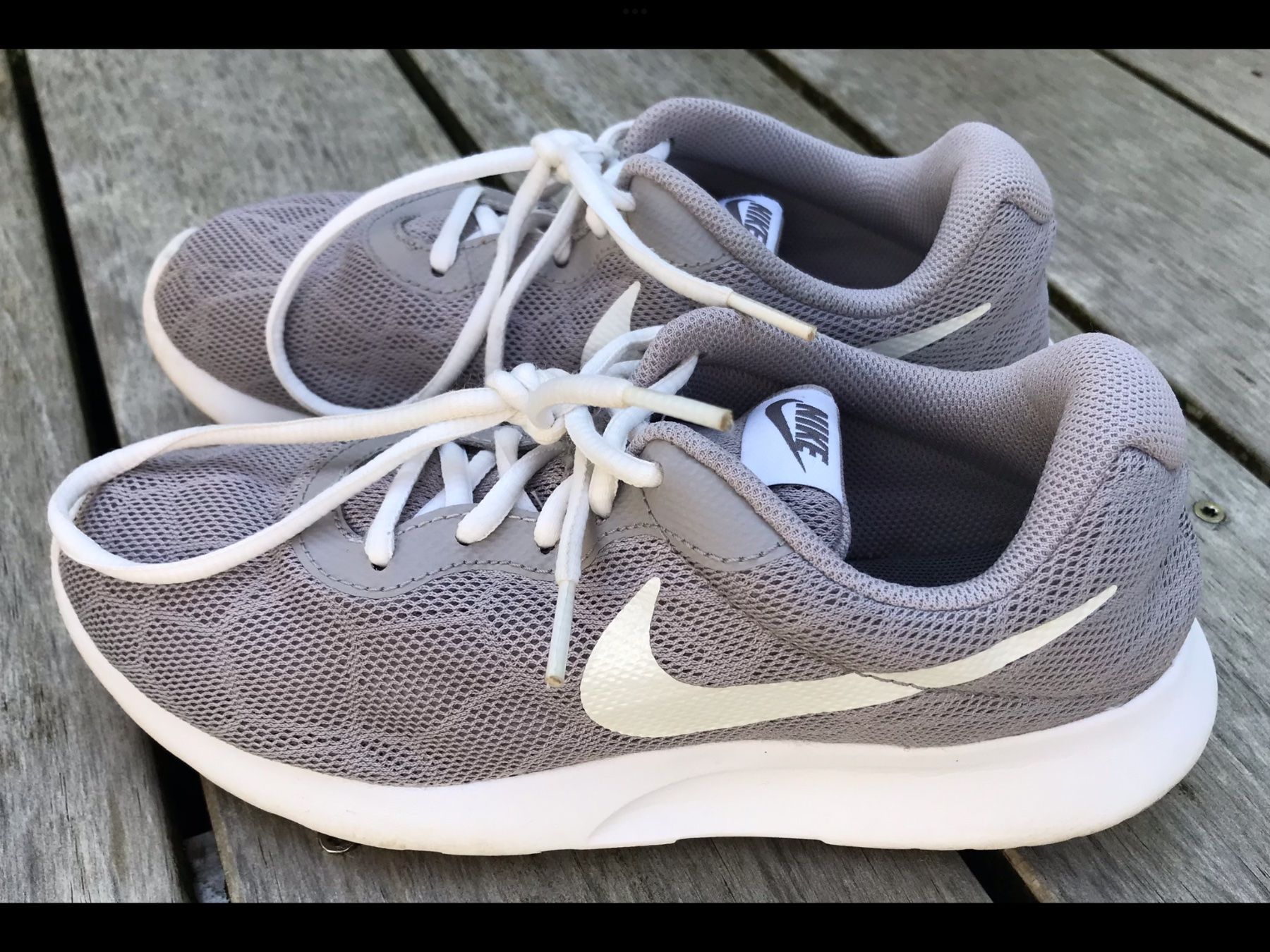 Nike Damenschuhe: Nike Tanjun Schuhe, Grau, Grösse 37,5 – Gebraucht aus uster von articles 3