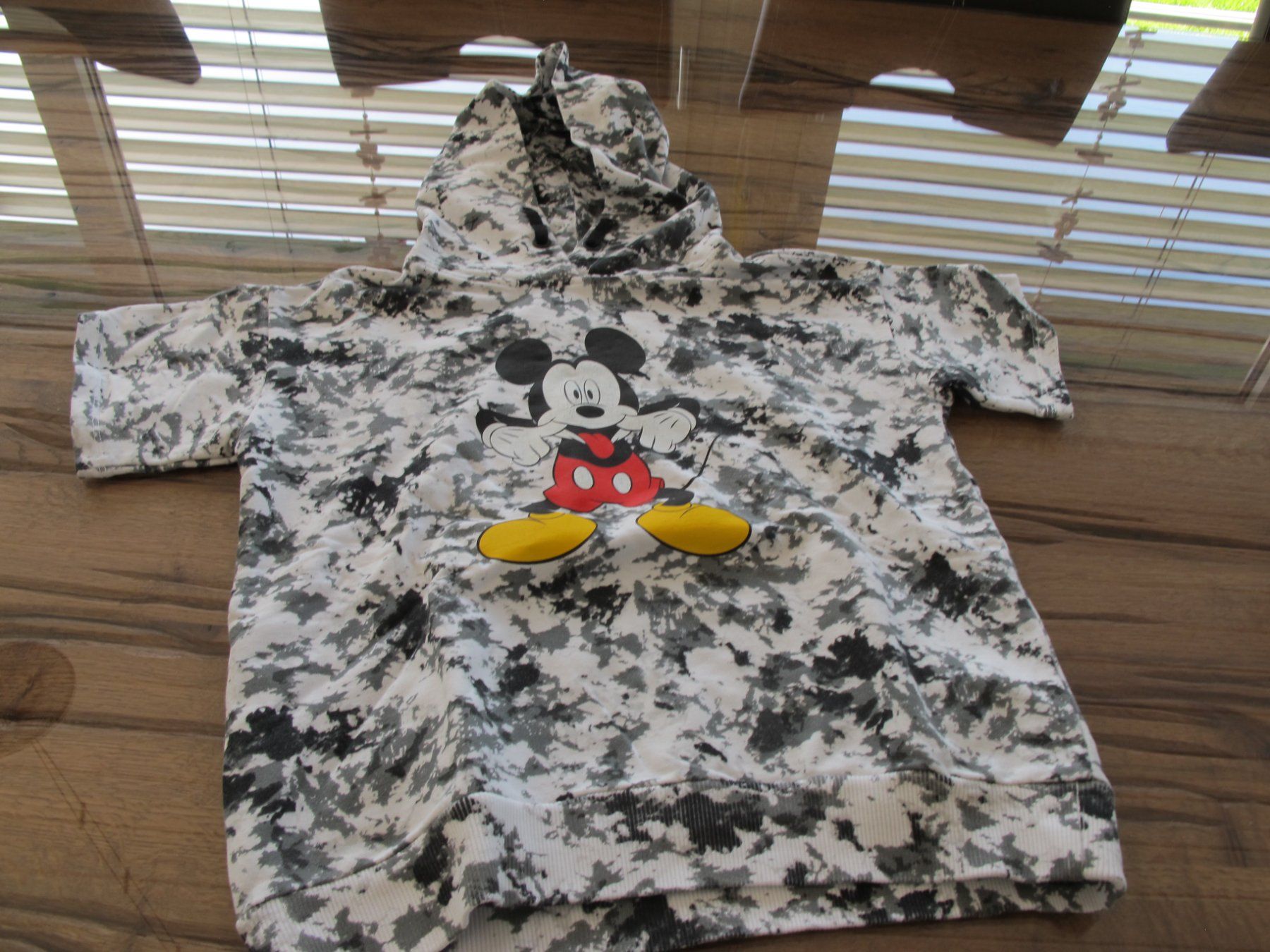 Pulls et sweat-shirts: Kapuzenpulli kurzarm gr.152 Micky – D'occasion à Deitingen par Meisters6