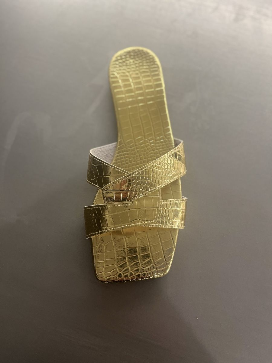 Damenschuhe: Sandalen in Gold Gr.37 – Gebraucht aus St.Gallen von Monrose