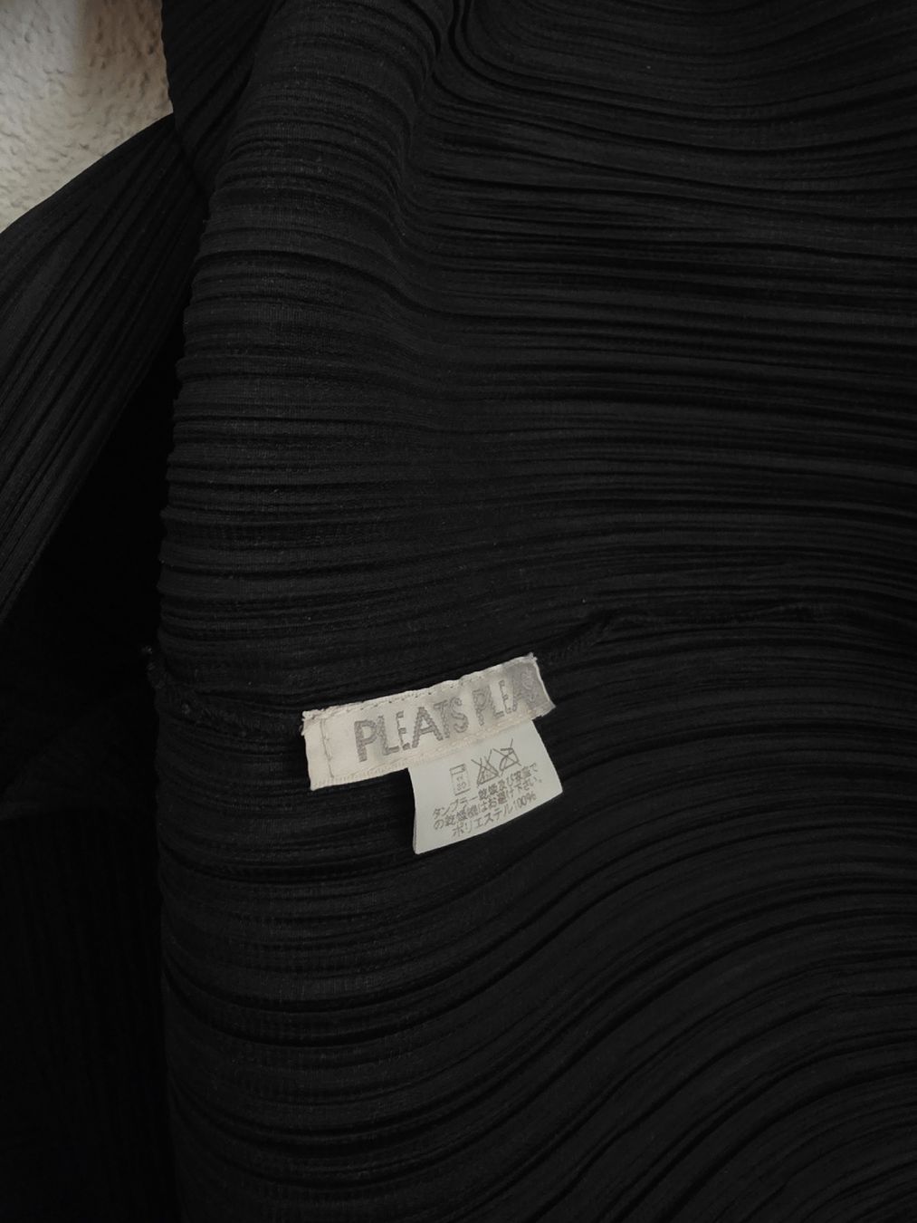 Issey Miyake Camicette: ISSEY MIYAKE   PLEATS PLEASE Schwarze Bluse / Grösse M  – Usato da Zürich venduto da connem 1