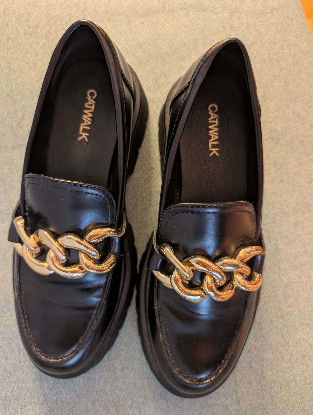 Scarpe da donna: Mocassins noirs à chaîne dorée compensés taille 38 – Nuovo (secondo la descrizione) da Lausanne venduto da van_y8sq