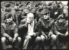 Fotografie Helmut Kohl mit Soldaten beim