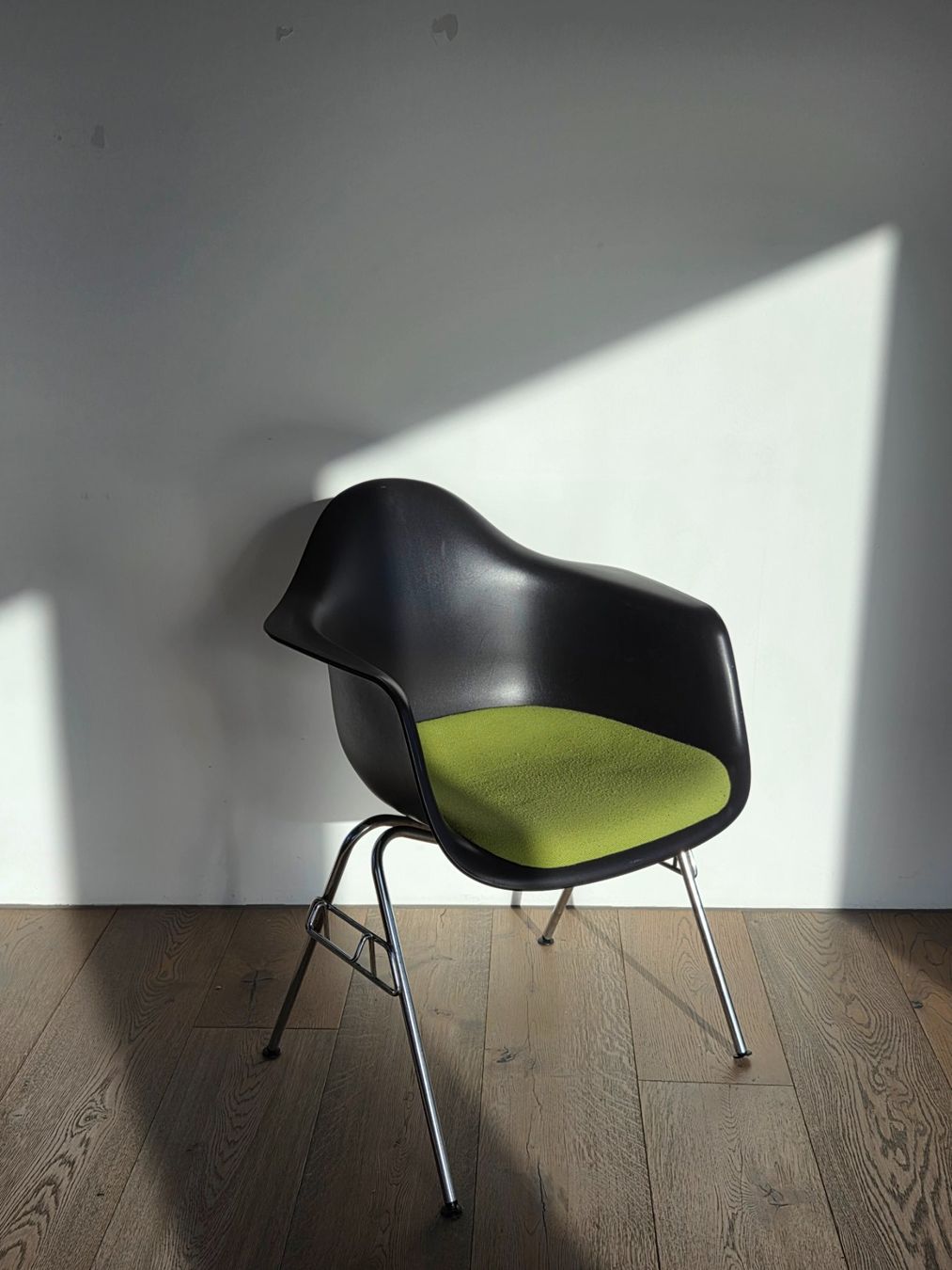 Vitra Stühle: Eames / Vitra Plastic Armchair – Gebraucht aus Zürich von PeterPanama 5