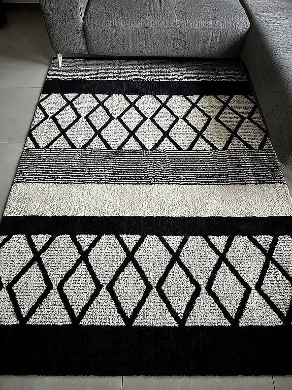 Tapis: Tapis noir et blanc  – D'occasion à La Rippe par jpu_z5ql 1