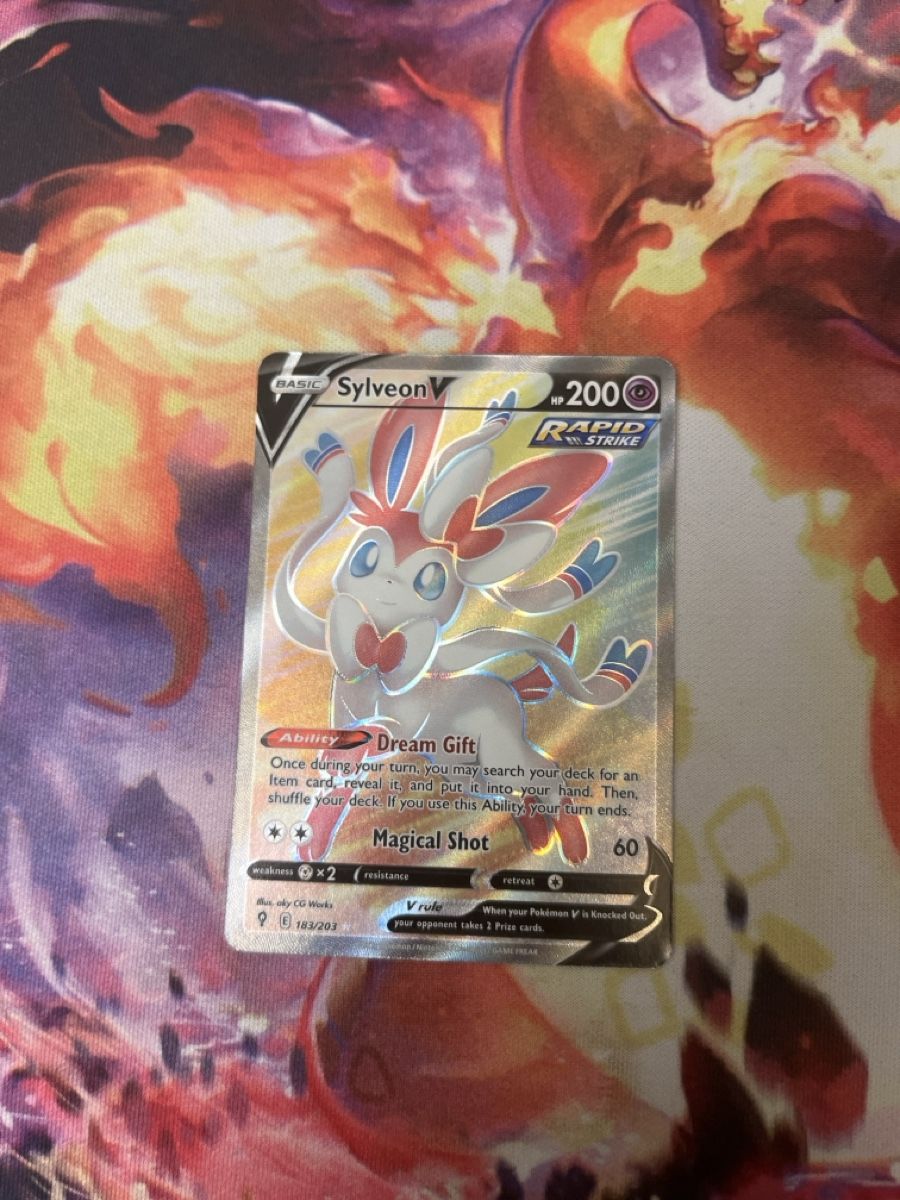 Pokémon Carte collezionabili: Sylveon V – Usato da Dübendorf venduto da LCDH55