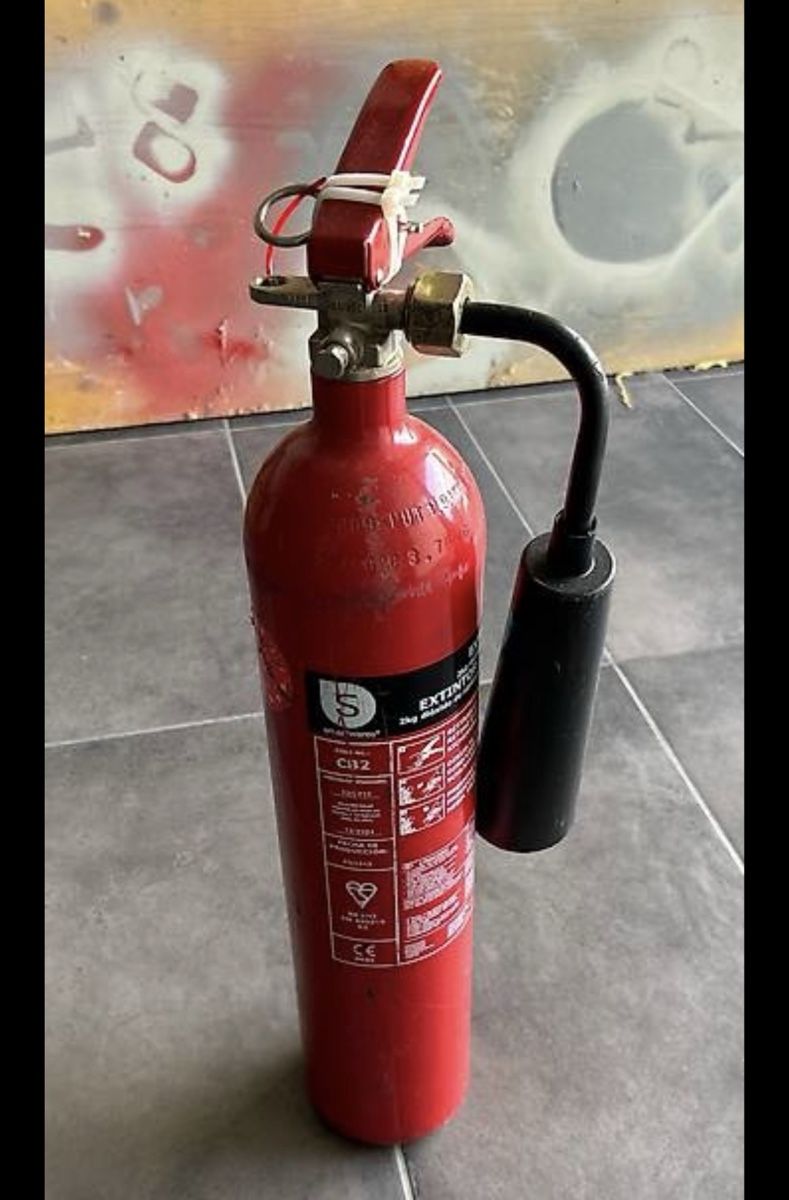Tous les outils: Feuerloscher CO2 – D'occasion à Torricella par SwissTCGCard