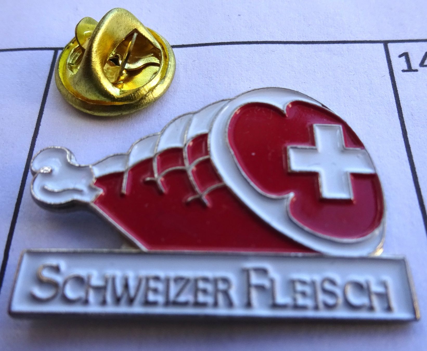 Placchette & Badge: Pin Schweizer Fleisch Schinken – Usato da Utzenstorf venduto da BUtter81