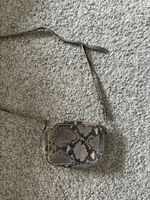 Ledertasche mit Schlangenmuster