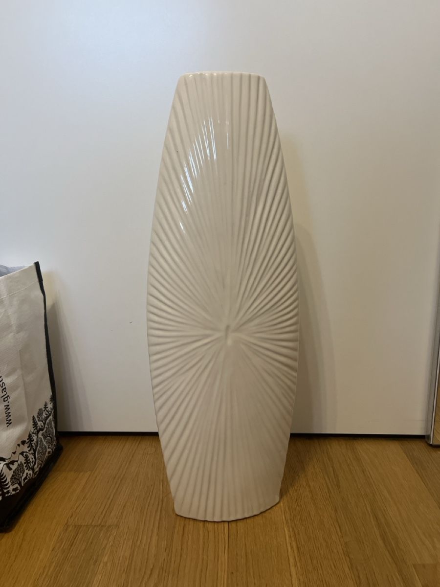 Vasen & Gefässe: Vase Keramik weiss Rillenmuster – Neu (gemäss Beschreibung) aus Basel von Sandraxtr