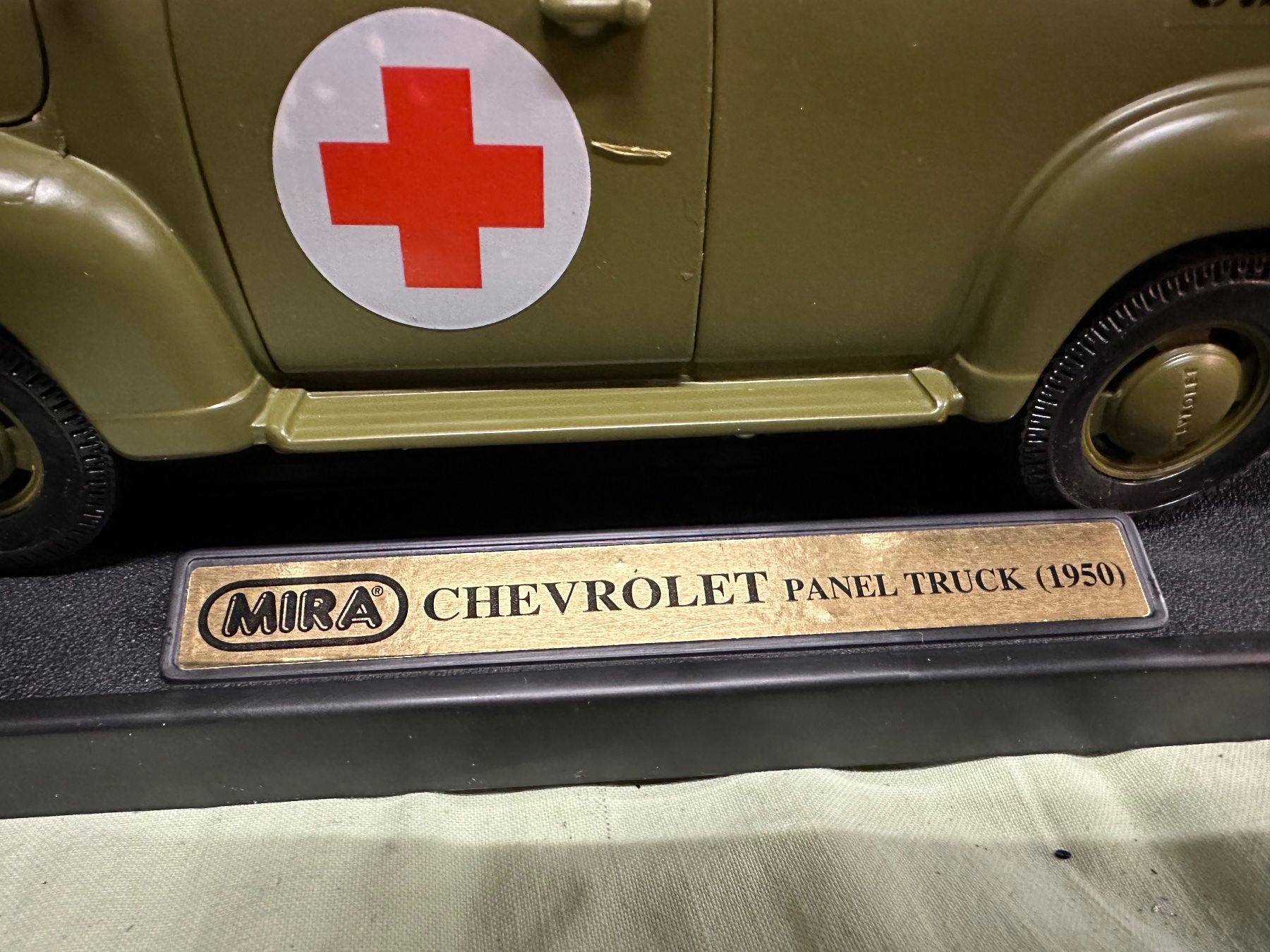 Chevrolet Modellini d'auto: Chevrolet panel truck 1950 army oldtimer classic – Nuovo e nell'imballaggio originale da Reinach AG venduto da rares75 1