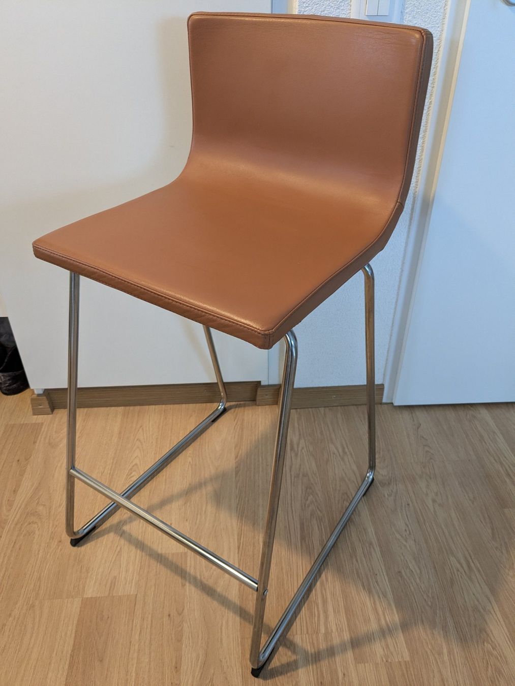 Ikea Hocker: 2 IKEA Bernhard Barhocker mit Lehne, leder/goldbraun – Gebraucht aus Zürich von cclsn 1