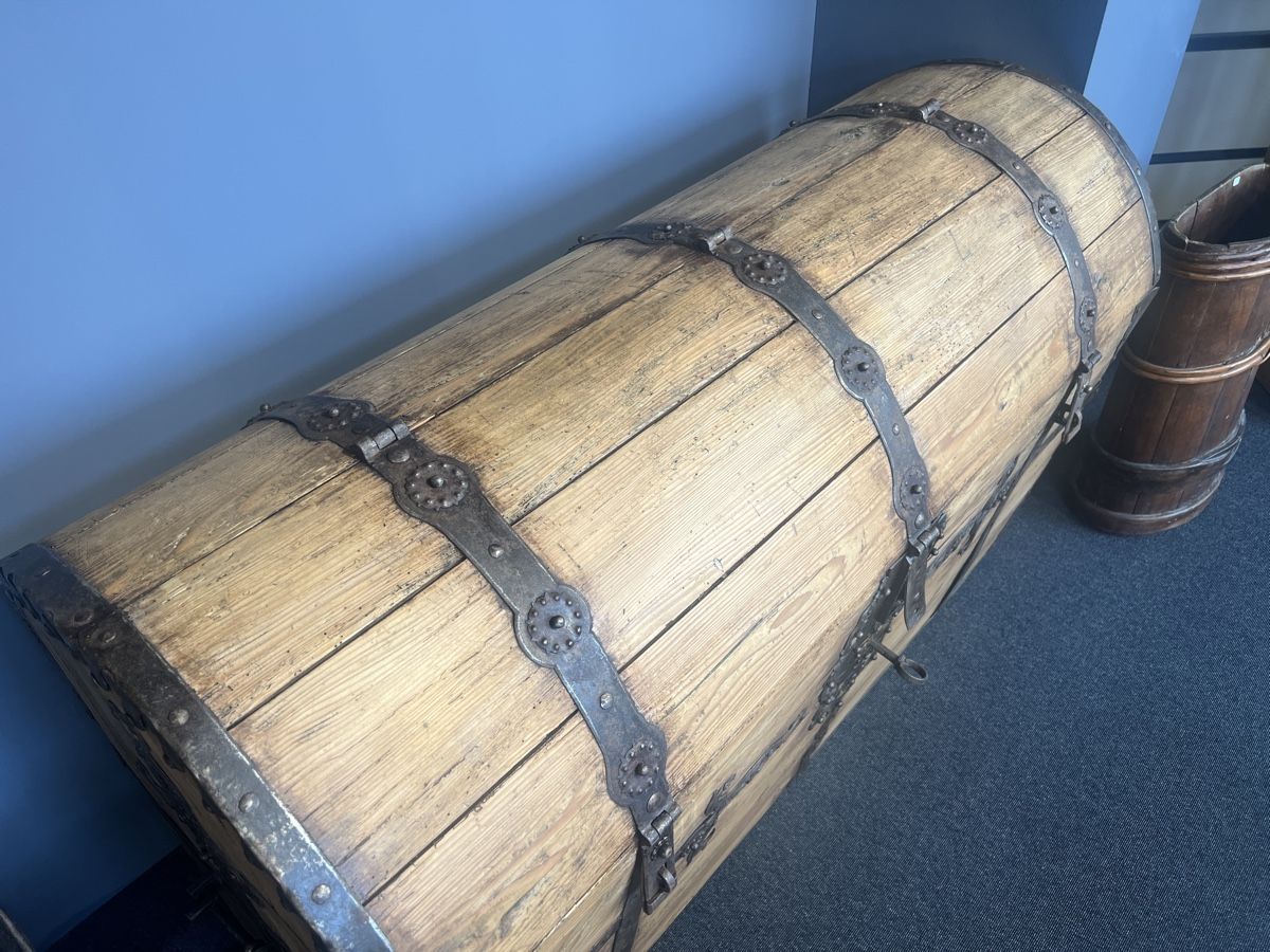 Cassapanche: Barocke Bogentruhe Herrschaftlich – Usato da Gossau SG venduto da Keller-Antiques 1