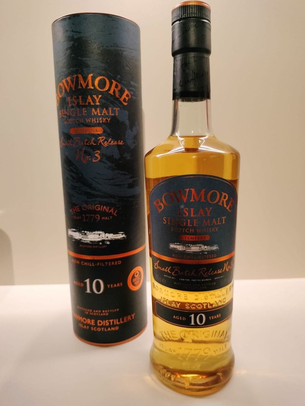 Bowmore Bevande alcoliche: Bowmore Tempest Batch No. 1 bis 3 (3 Flaschen) – Nuovo e nell'imballaggio originale da Winterthur venduto da MacSmith 1