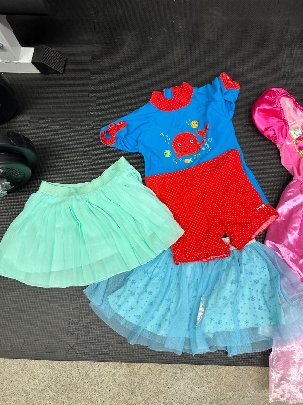 Lotti & Set di vestiti: Kleiderpaket Mädchen 9 Kleiderstücke 110/116 – Usato da Knonau venduto da Soni2 1