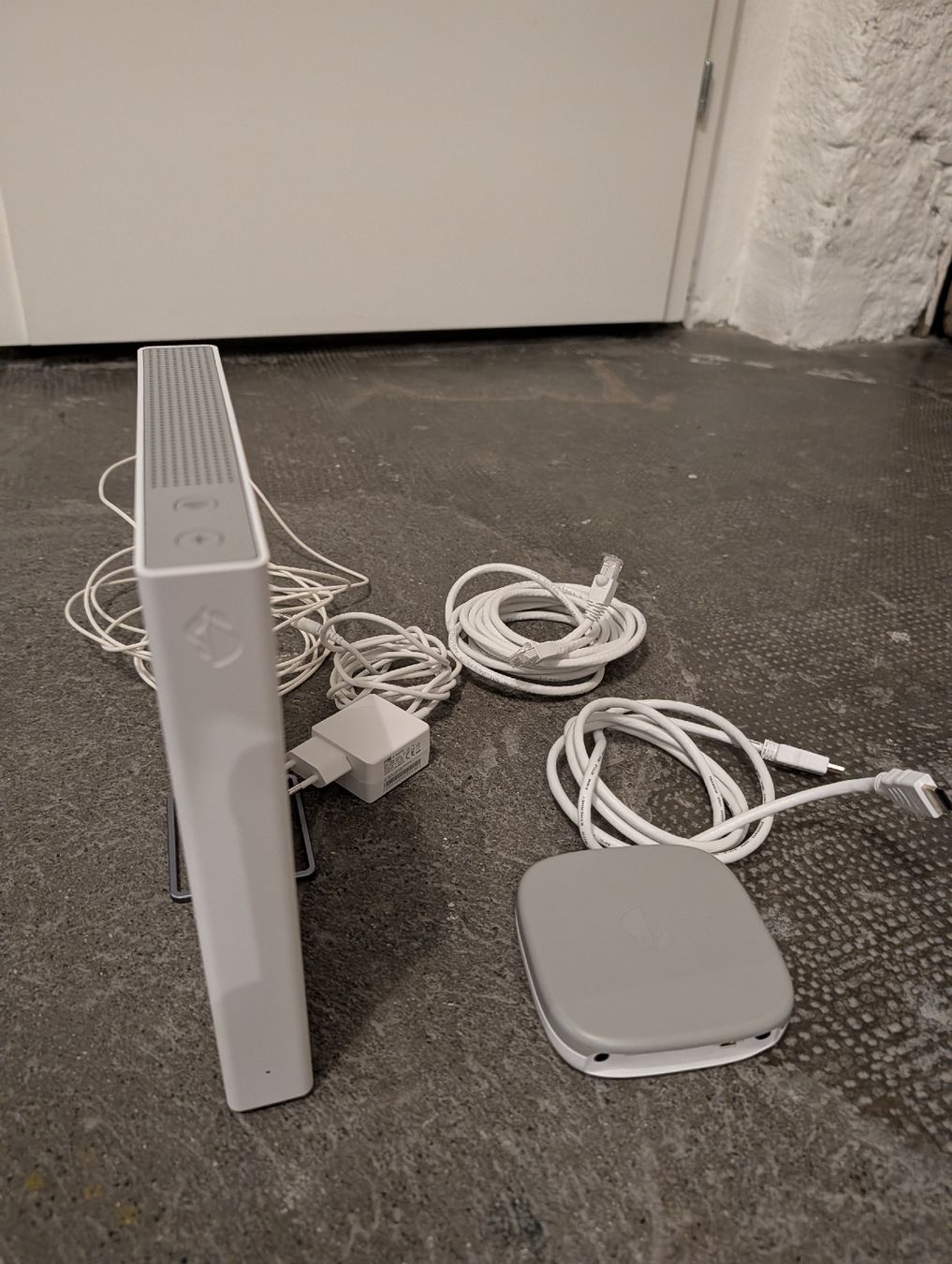 Swisscom Modem & Router: Swisscom Internet-Box 4 + TV Box with Remote, Used – Usato da Zürich venduto da jor_68rp