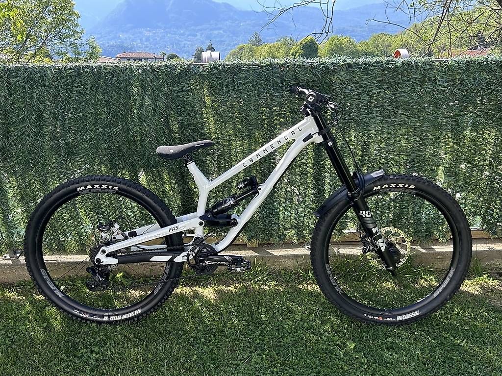 Commencal Biciclette: Commencal FRS Essential Pure Withe DH Freeride Taglia M 2024 – Usato da Cademario venduto da psi_6npn 1