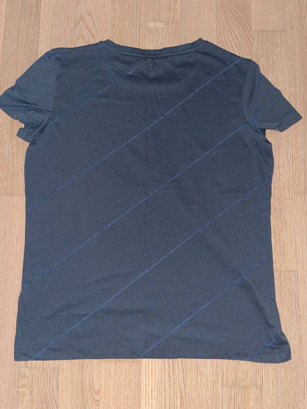Guess T-shirt: T-Shirt - Guess – Nuovo (secondo la descrizione) da La Chaux-de-Fonds venduto da 19_po 4