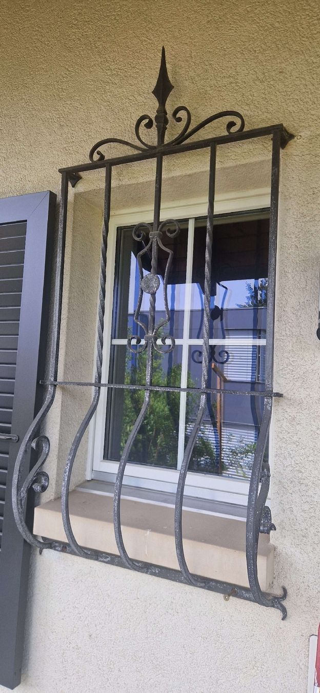 Griglie e Inferriate: Schmiedeeisen Fenstergitter – Usato da Hofstetten SO venduto da Lolo320