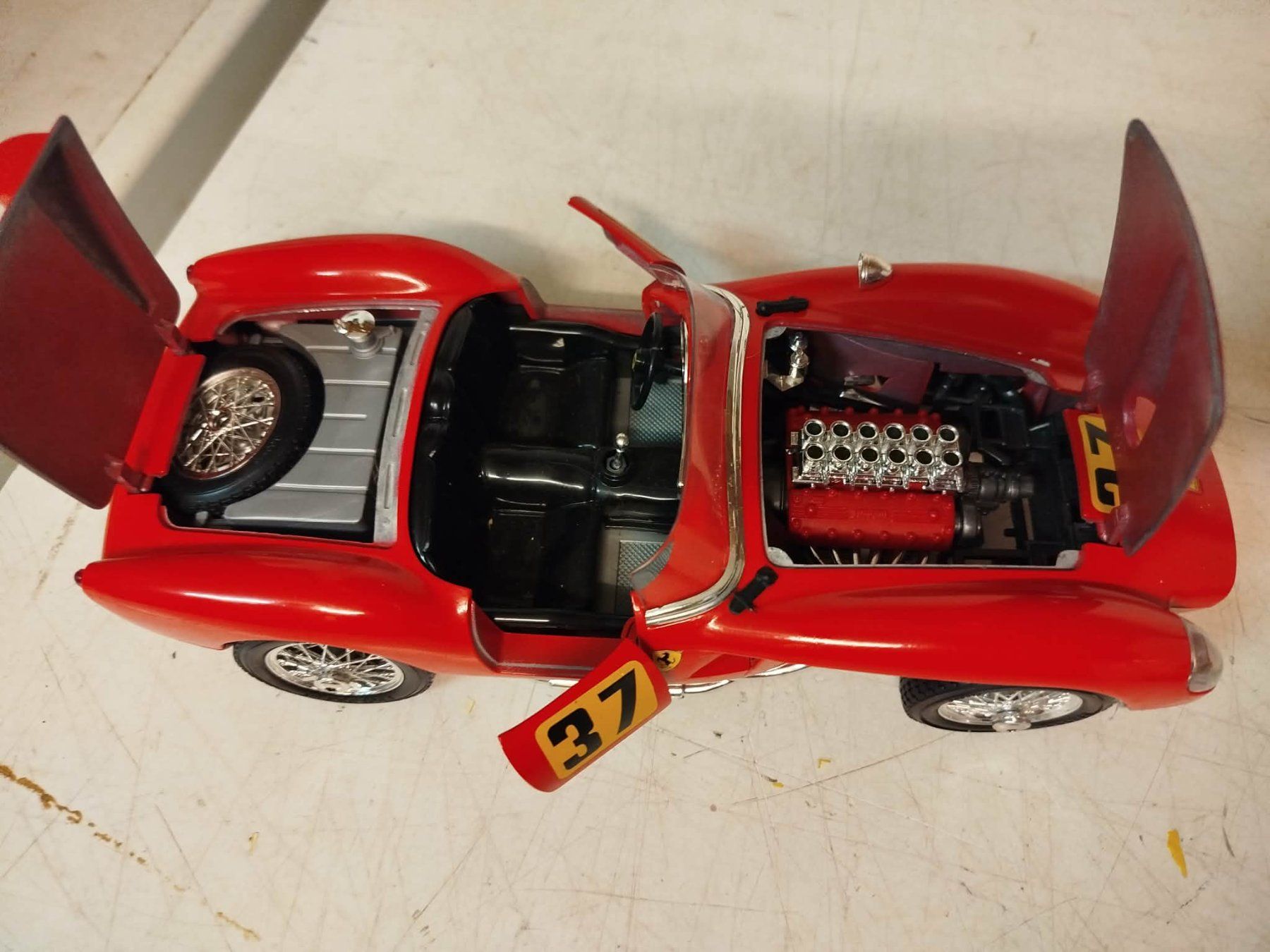 Bburago Modellini d'auto: Burago Ferrari 250 Testa Rossa 1/18 – Usato da La Chaux-de-Fonds venduto da Emmaus2300CDF 3