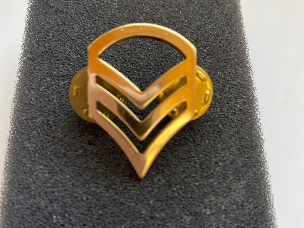 PIN'S - INSIGNE SERGENT (D'occasion) à Le Brassus pour CHF 1.5 – avec ...