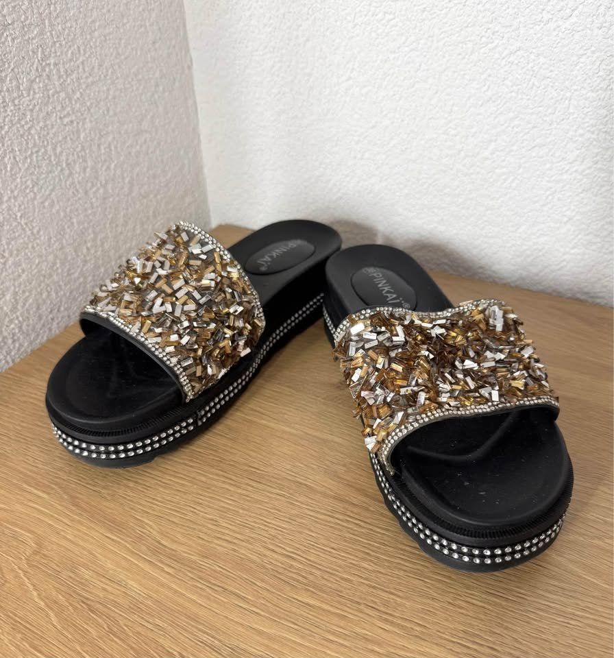 Damenschuhe: neue schwarze Flip-Flops mit braunen Perlen 38 Schuhe – Gebraucht aus Wil SG von ale_x2zk