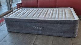 INTEX Luftbett mit integrierter Pumpe 