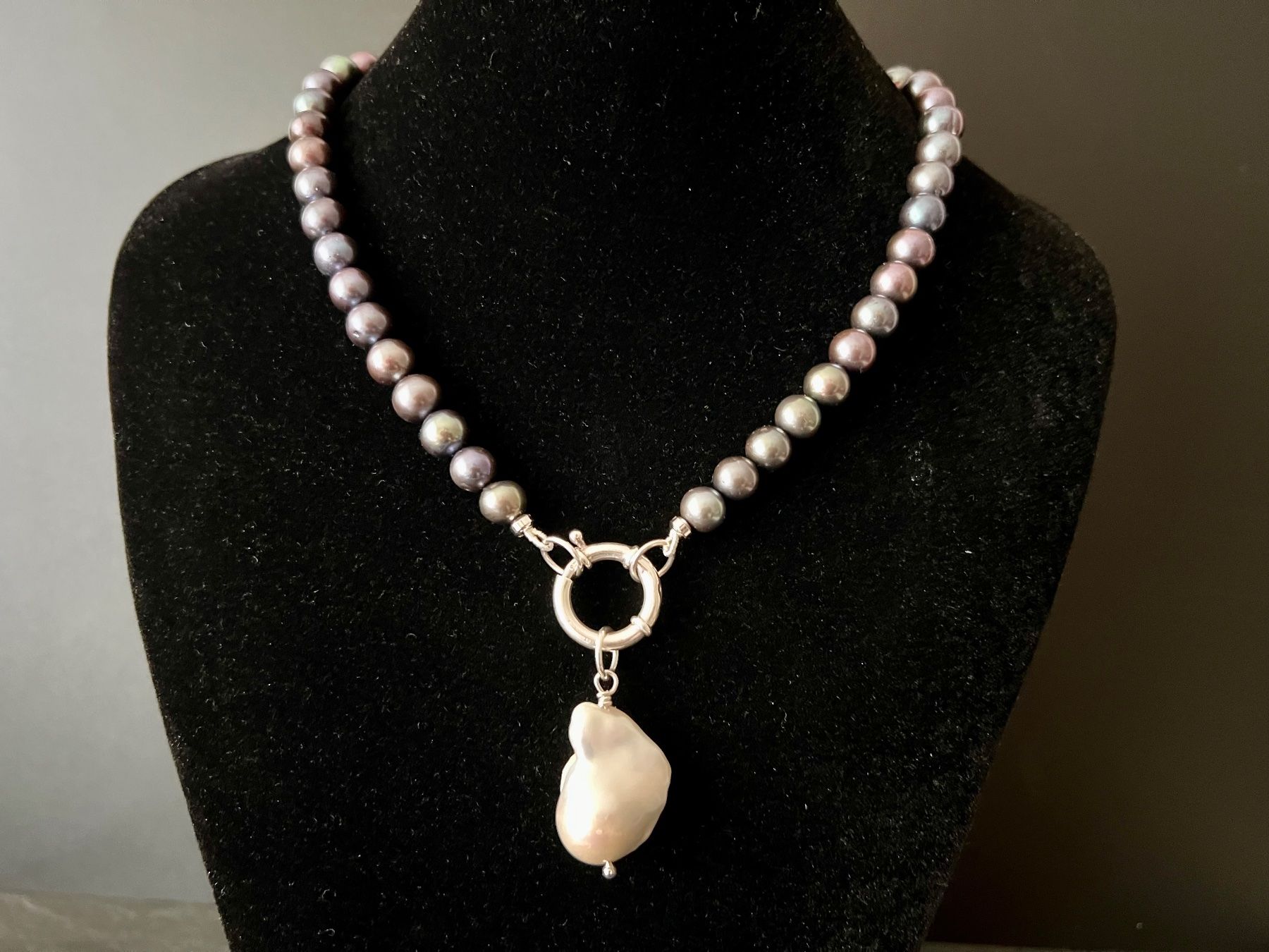 Catenine: Baroque & Black Pearl Necklace - Sterling Silver – Nuovo e nell'imballaggio originale da Rüschlikon venduto da ThereseJewelryDesign 2