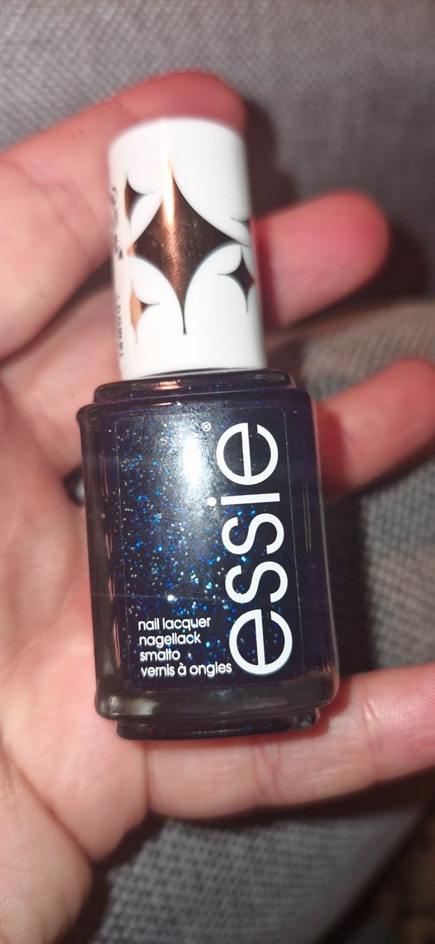 Essie Nagellack: Essie Nagellack, dunkles Blau mit Glitzer! – Neu (gemäss Beschreibung) aus Zell ZH von Eva-Jana