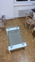 Table basse blanche et en verre