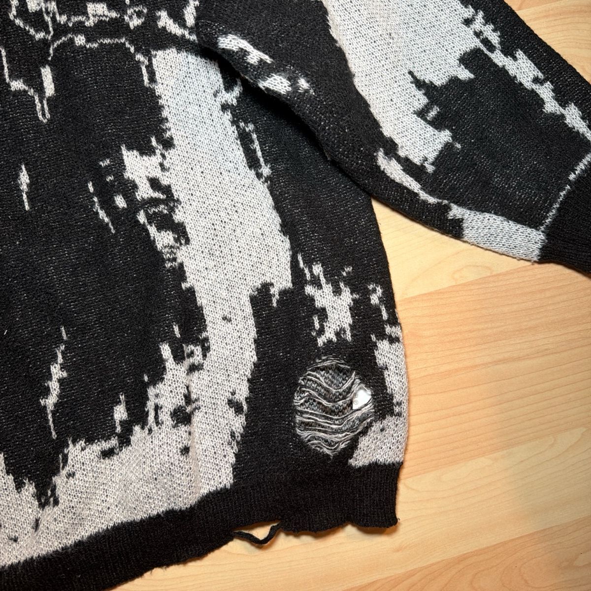 Maglioni & Felpe: Distressed Black & White Sweater - Grunge Style - Cool! – Usato da St. Gallen venduto da ber_82p9 2