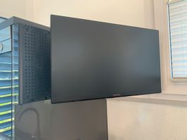 Kompakter Medion Fernseher / Monitor mit schwenkbarer Halter