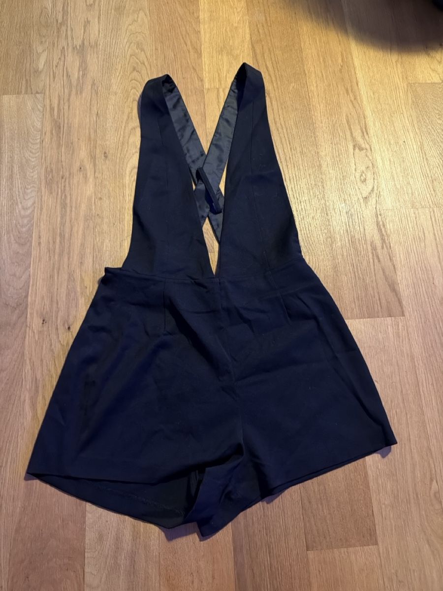 H&M Tute: Schwarzer Jumpsuit von H&M Divided, Grösse 36 – Nuovo e nell'imballaggio originale da Stäfa venduto da Waykana15