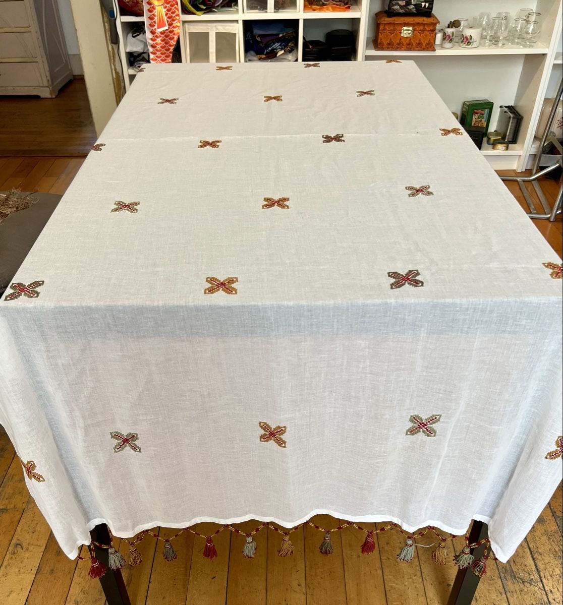 Altra biancheria da tavola: Nappe blanche en coton avec broderies et pompons! – Nuovo (secondo la descrizione) da Genève venduto da DELIRBEADS 2