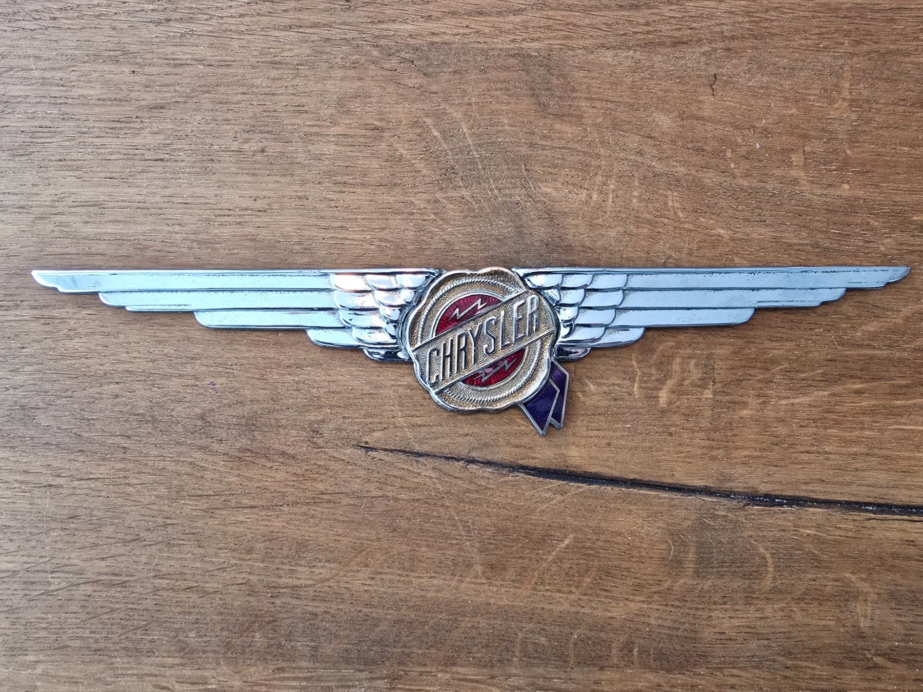 Chrysler Tutti pezzi di ricambio auto: Chrysler Oldtimer Emblem – Usato da Hüntwangen venduto da Scarciglias-Antiques