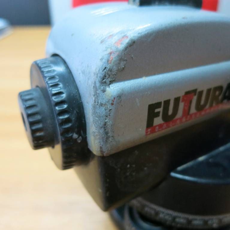 Mesurer: Nivelliergerät mit Stativ – D'occasion à Schwarzenburg par MX-500 2